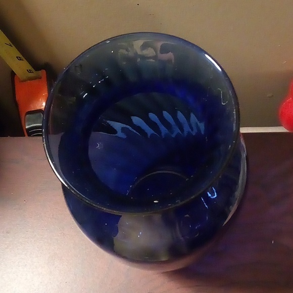Beautiful Blue Vase - Picture 2 of 4